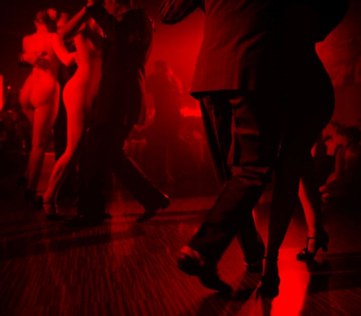Danseurs au « Nackter Tango » sous la lumière rouge